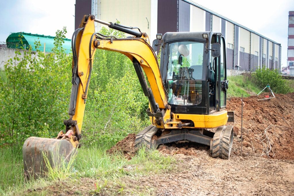 Mini-pelle réalisant des travaux de terrassement sur un terrain extérieur à Sarzeau.
